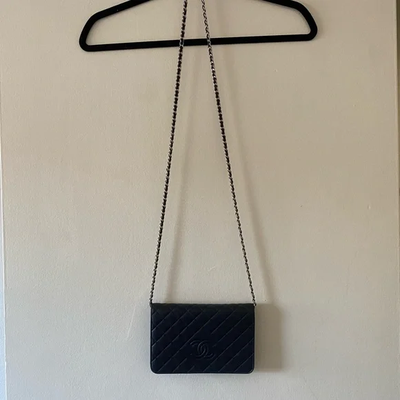 CHANEL Diamond CC Wallet on Chain - Picture 3 of 9